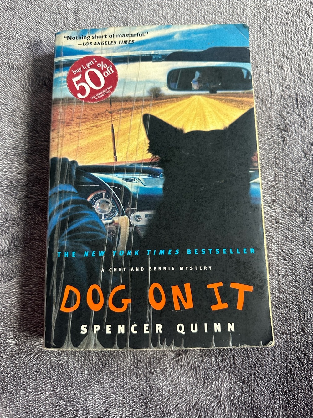 Spencer Quinn "Dog On It" Paperback Book - Black/Blue Cover